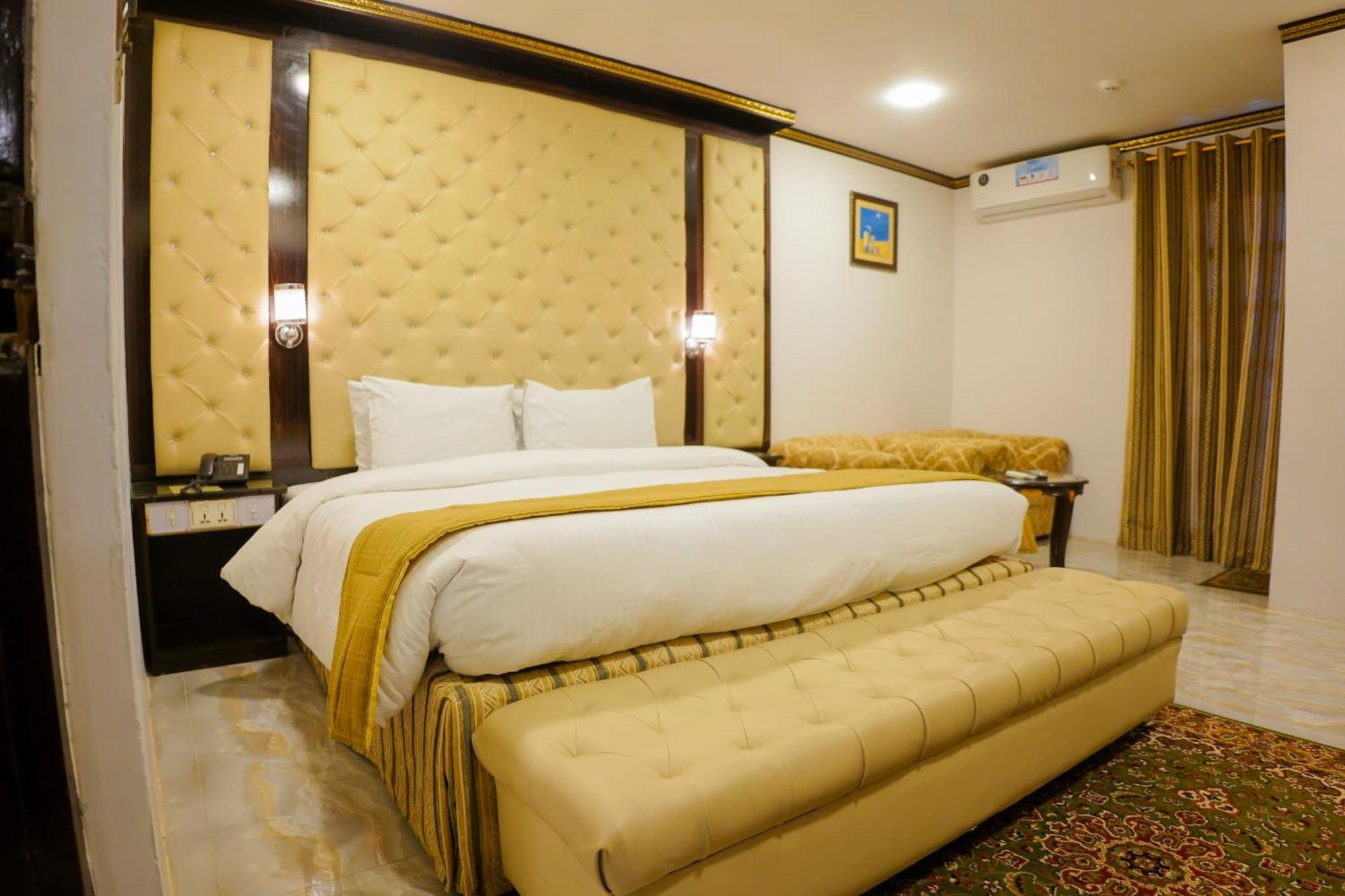 Indus Hotel Хайдарабад Экстерьер фото
