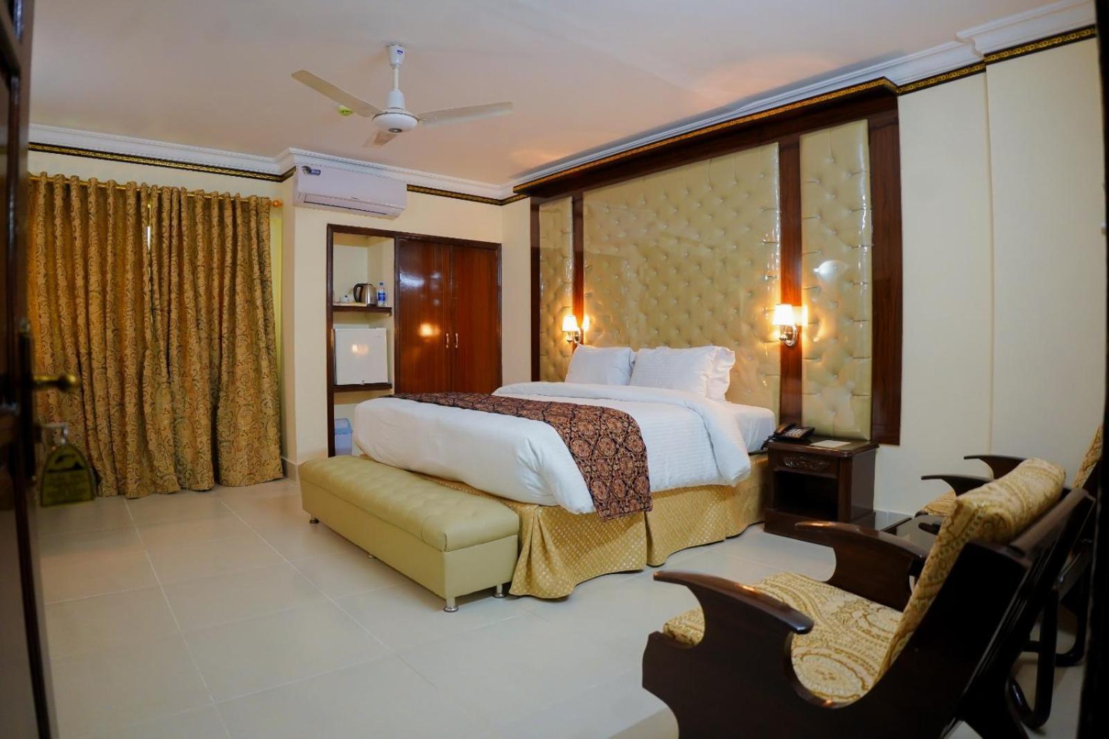 Indus Hotel Хайдарабад Экстерьер фото