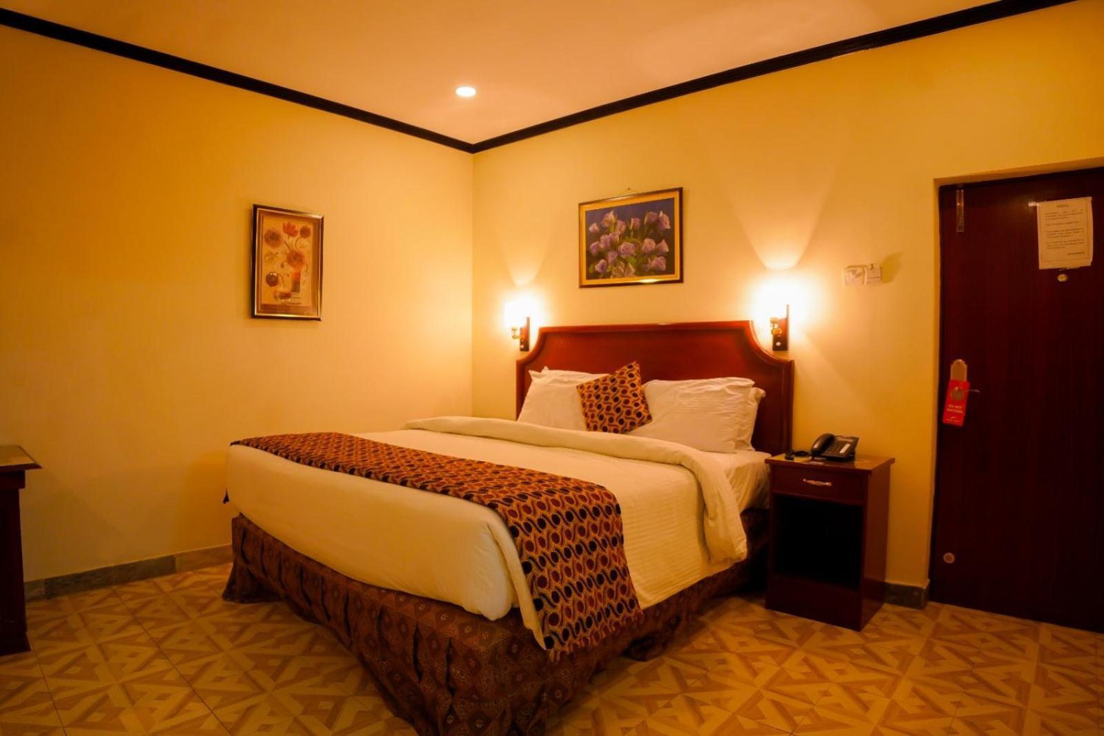 Indus Hotel Хайдарабад Экстерьер фото