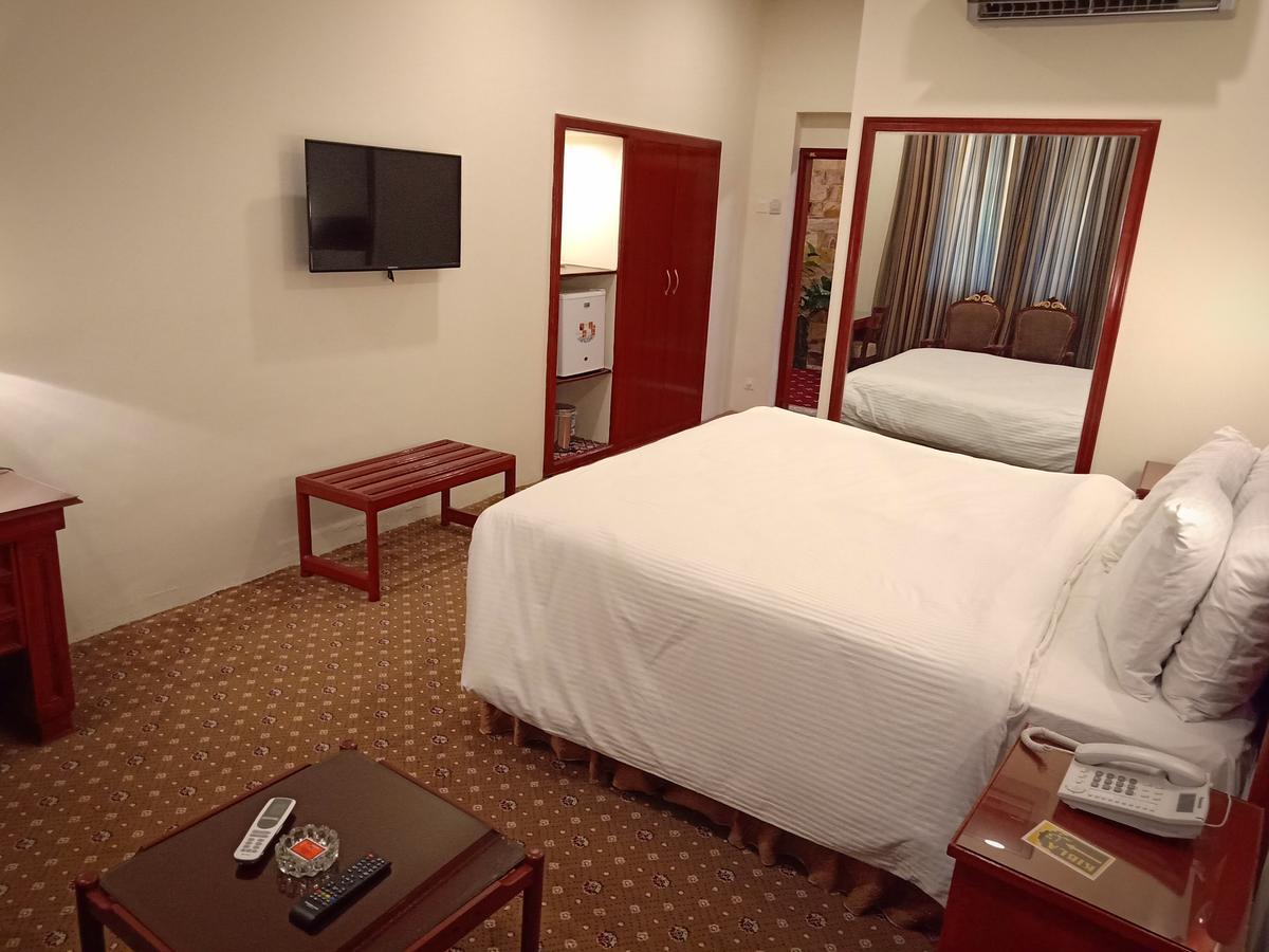 Indus Hotel Хайдарабад Экстерьер фото