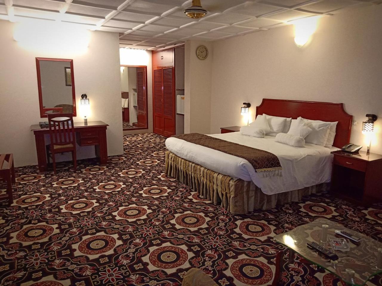 Indus Hotel Хайдарабад Экстерьер фото