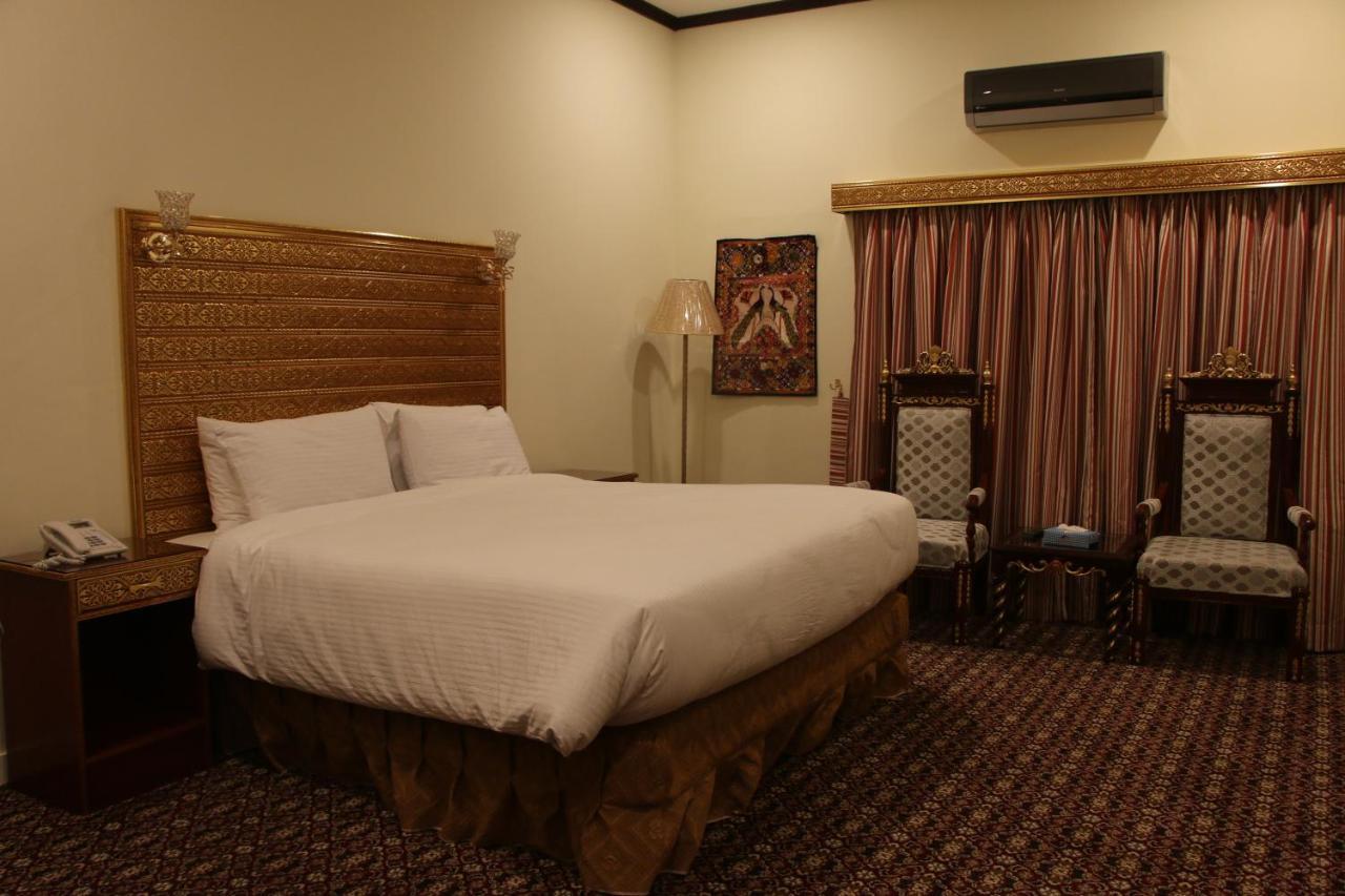 Indus Hotel Хайдарабад Экстерьер фото