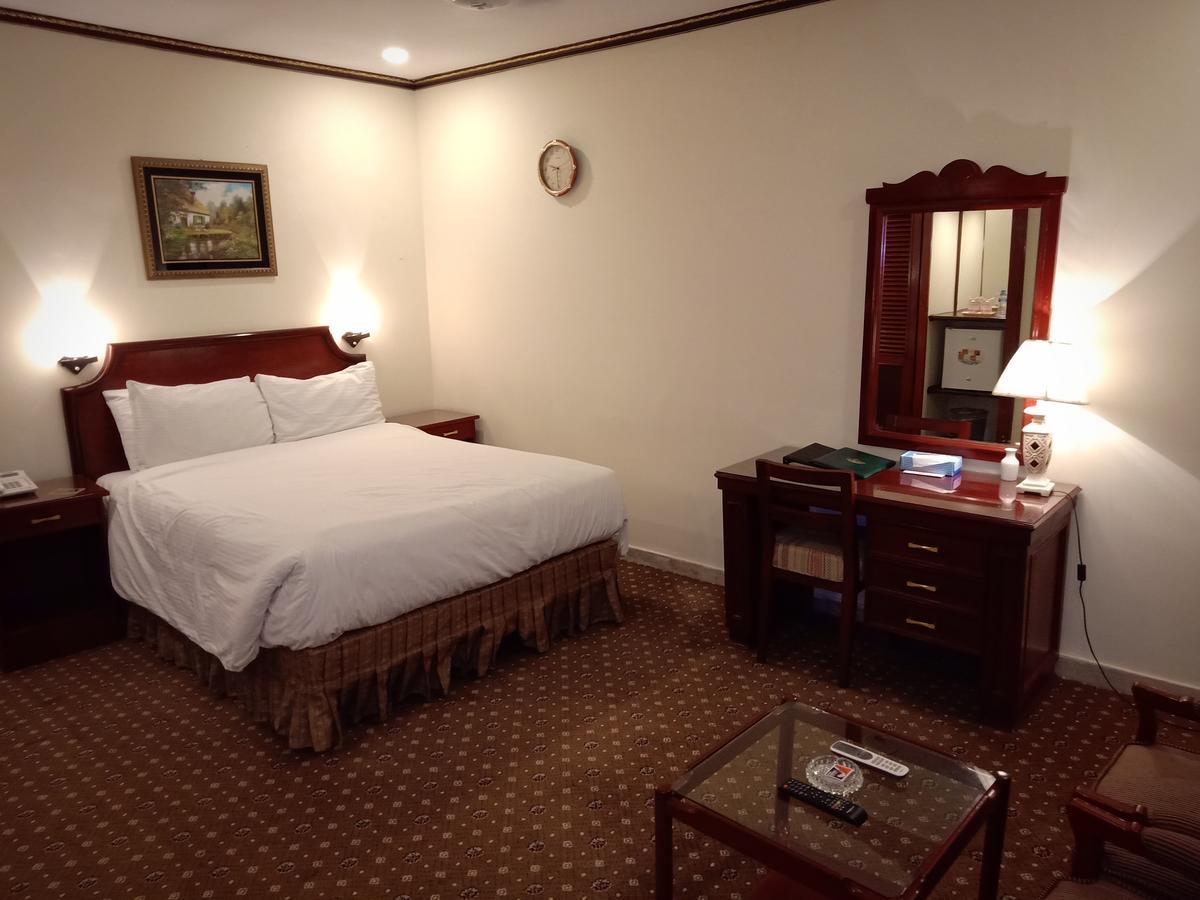 Indus Hotel Хайдарабад Экстерьер фото