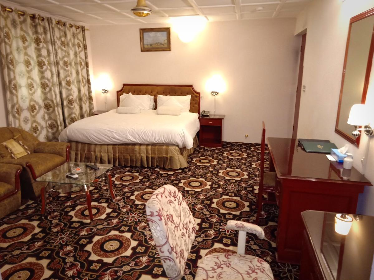 Indus Hotel Хайдарабад Экстерьер фото